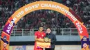 Selain meraih gelar juara Piala AFF U-19 2024, Indonesia patut berbangga dengan dua gelar penghargaan individu yang diraih dua pemainnya, Ikram Algiffari sebagai kiper terbaik dan kapten tim Dony Tri Pamungkas yang menyabet penghargaan pemain terbaik turnamen. Berikut daftar lengkap para peraih penghargaan individu pada Piala AFF U-19 2024. (Bola.com/Bagaskara Lazuardi)