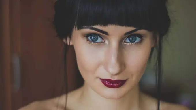 Pakai Lipstik Gelap, 10 Perempuan Ini Tetap Cantik!