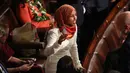 Senator Amerika Serikat (AS) Ilhan Omar berbincang saat mengikuti pelantikan di Gedung Kongres AS, Capitol, Washington, Kamis (3/1). Omar menjadi legislator federal pertama yang dilantik menggunakan hijab. (MARK WILSON/GETTY IMAGES NORTH AMERICA/AFP)