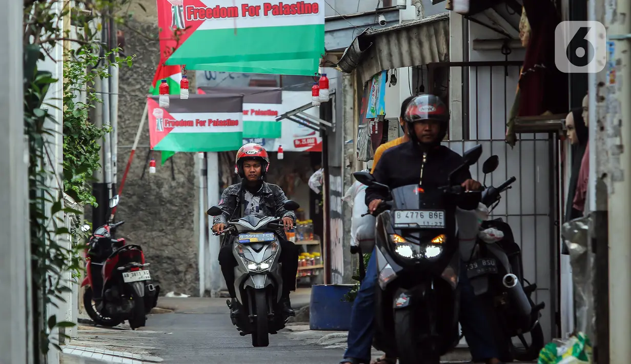 Warga ramai-ramai memasang puluhan spanduk dan bendera untuk menunjukkan solidaritas mereka terhadap Palestina yang saat ini sedang perang melawan Israel. (Liputan6.com/Angga Yuniar)