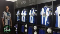 Baju resmi Deportivo La Coruna yang dijual di toko resmi klub. (Bola.com/Okky Herman Dilaga)
