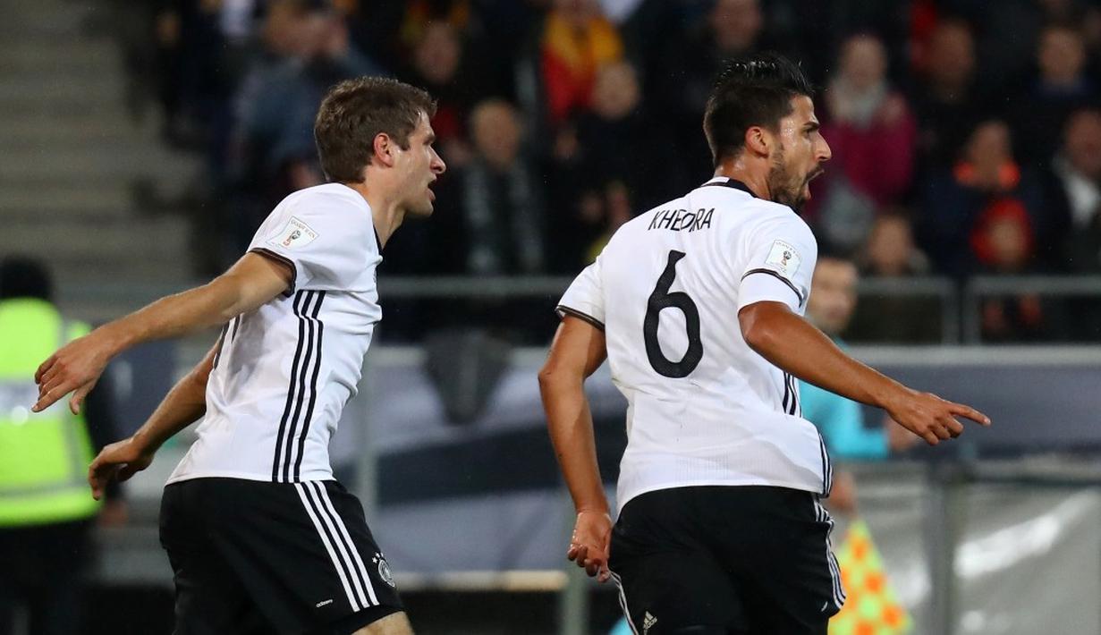 Ekspresi pemain Jerman, Sami Khedira (kanan), setelah mencetak gol kedua ke gawang Irlandia Utara pada laga Grup C Kualifikasi Piala Dunia 2018 zona Eropa, di HDI-Arena, Hanover, Rabu (12/10/2016) dini hari WIB. (Reuters/Kai Pfaffenbach)