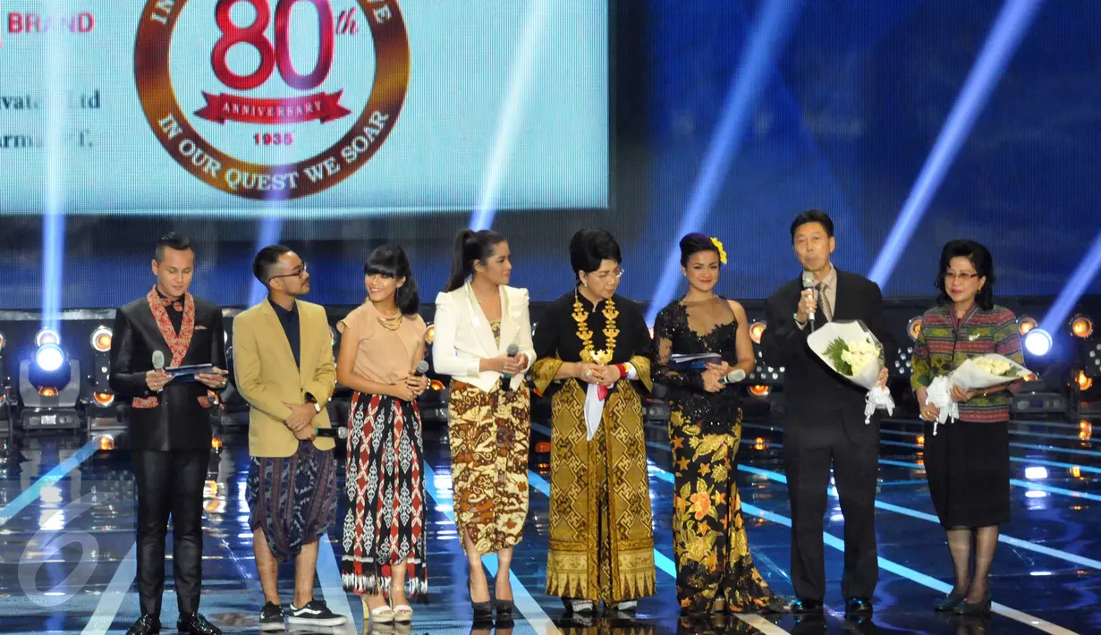 Suasana kemeriahan konser amal "Voice Of Indonesia", Jakarta, Sabtu (17/10/2015). Konser tersebut sebagai aksi peduli kepada masa depan anak Indonesia. (Liputan6.com/Helmi Afandi)