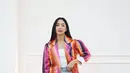 Tampil dengan blazer motif warna-warni yang dipadukan kaos putih polos serta ripped jeans ini mungkin bisa jadi inspirasi dalam berbusana. Pasalnya, meski memakai blazer penampilan Ririn ini tetap terlihat begitu santai. (Liputan6.com/IG/@ririndwiariyanti)