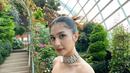 Mikha Tambayong menambahkan sentuhan kalung berlian, high heels silver, dan makeup bold yang menonjolkan area matanya dengan winged-eye look. Foto: Instagram.
