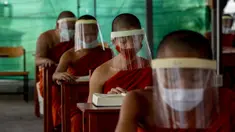Para biksu muda mengenakan masker dan pelindung wajah saat belajar agama di Molilokayaram Educational Institute, Bangkok, Thailand, Rabu (15/4/2020). Sekitar 200 biksu muda tetap bersekolah kendati Thailand menutup semua sekolah selama lockdown akibat COVID-19. (AP Photo/Gemunu Amarasinghe)