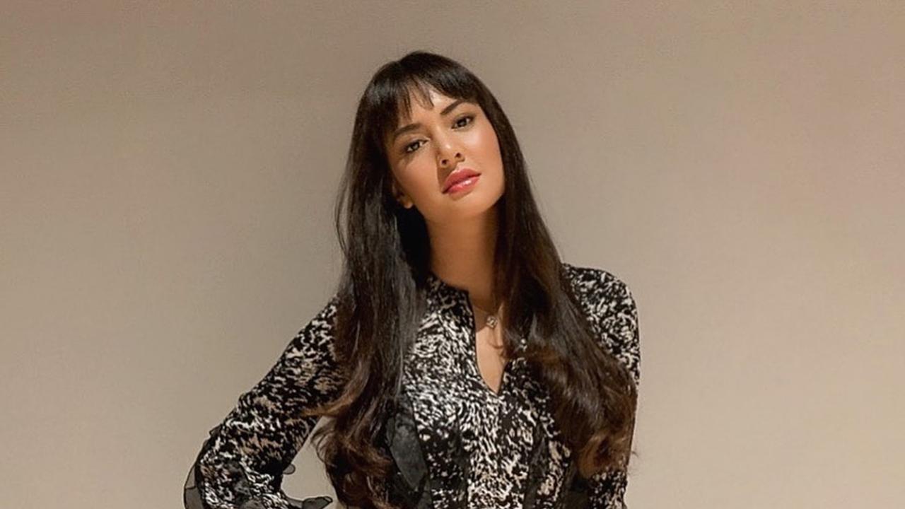 Gaya Aurelie Moeremans dengan Poni Depan, Kian Menawan
