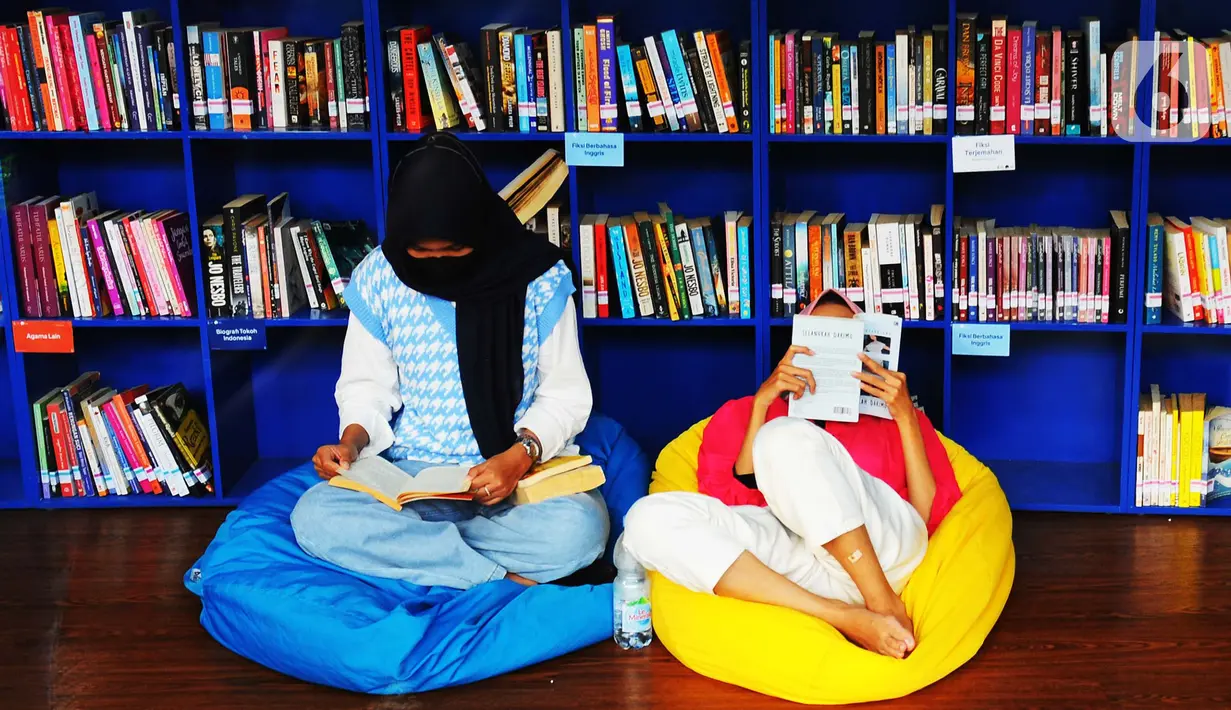 Pengujung membaca buku kesukaan mereka yang tersedia di Perpustakaan Taman Literasi Martha Christina Tiahahu, Blok M, Jakarta, Sabtu (10/6/2023). (merdeka.com/Imam Buhori)