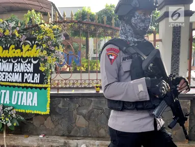 Sebuah karangan bunga dari Hombing Jakarta Utara menghiasi Mako Brimob Kelapa Dua, Depok Kamis (10/5). Pasca kerusuhan napi teroris di Rutan Cabang Salemba, dua karangan bunga dikirim menggunakan sepeda motor. (Merdeka.com/Arie Basuki)
