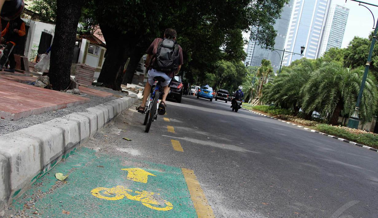 Jalur tersebut disediakan guna memberikan kenyamanan bagi pengendara sepeda di Jakarta. Foto diambil pada Kamis (4/12/2014). (Liputan6.com/Faizal Fanani)