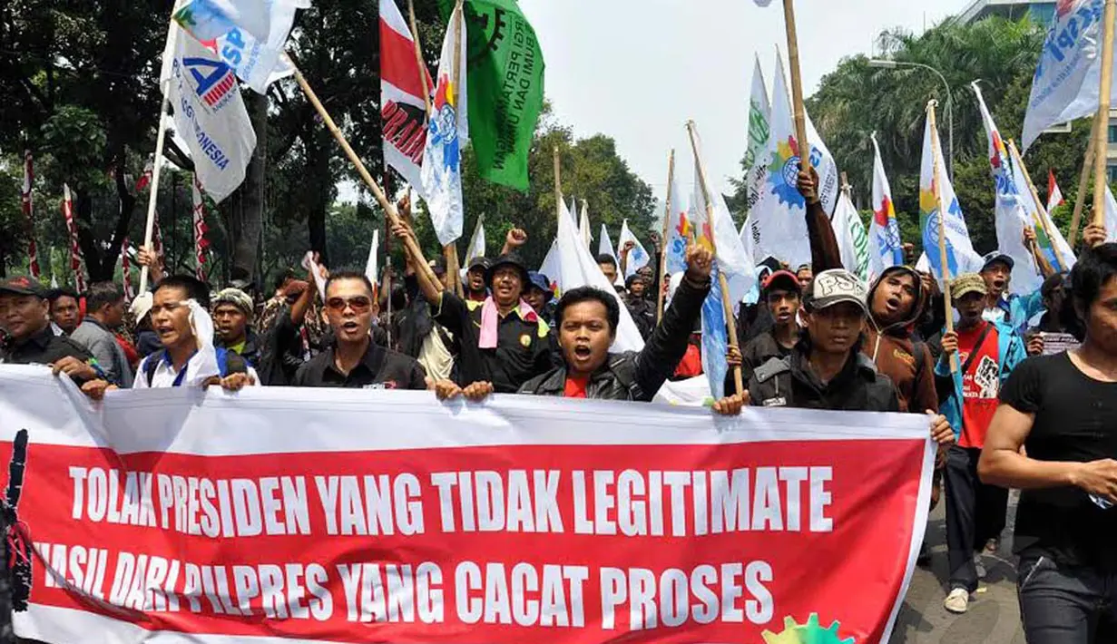  Dengan berbagai spanduk dan atribut yang berisi aspirasi terhadap sidang Gugatan Pilpres 2014, ribuan massa itu melakukan long march dari Bundaran HI, Jakarta (Liputan6.com/Miftahul Hayat)