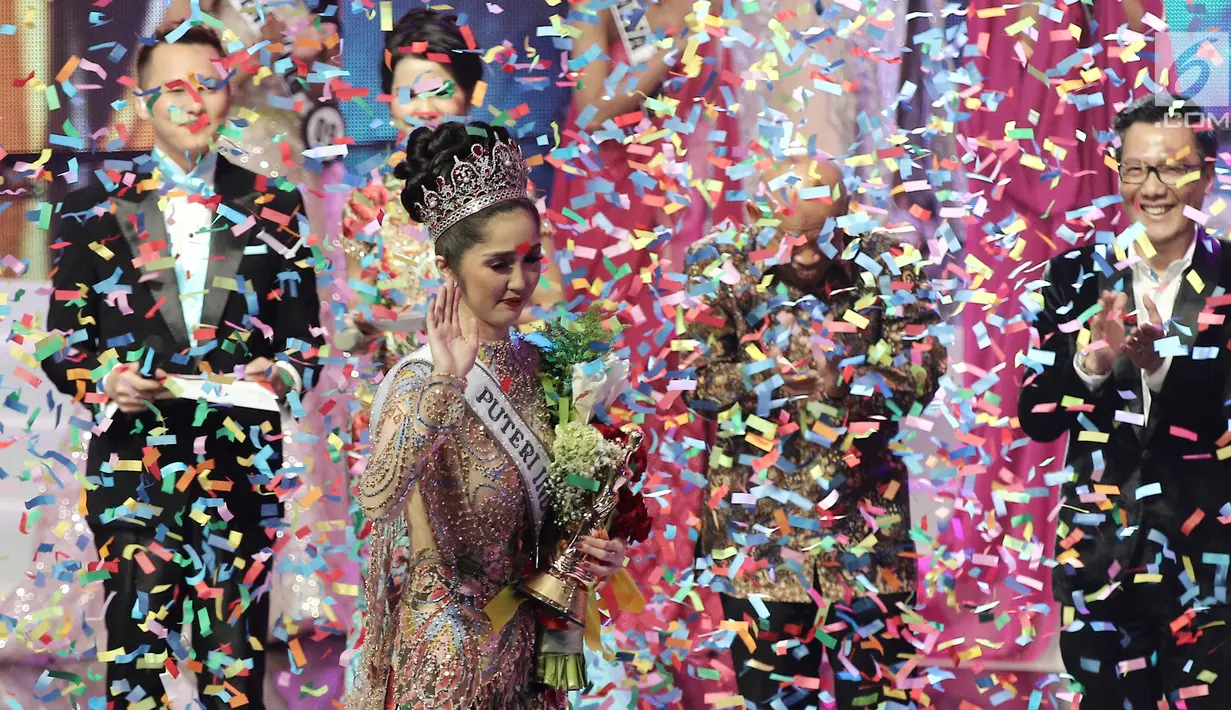 Sonia Fergina Citra dari Bangka Belitung melambaikan tangan usai terpilih sebagai Puteri Indonesia 2018 menyisihkan finalis Banten dan Kalimantan Barat pada malam pemilihan Puteri Indonesia 2018 di JCC, Jakarta, Jumat (9/3). (Liputan6.com/Herman Zakharia)
