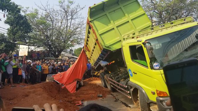 Kecelakaan maut antara mobil dan truk bermuatan tanah di Jalan Imam Bonjol, Karawaci menewaskan 4 orang. (Pramita/Liputan6)