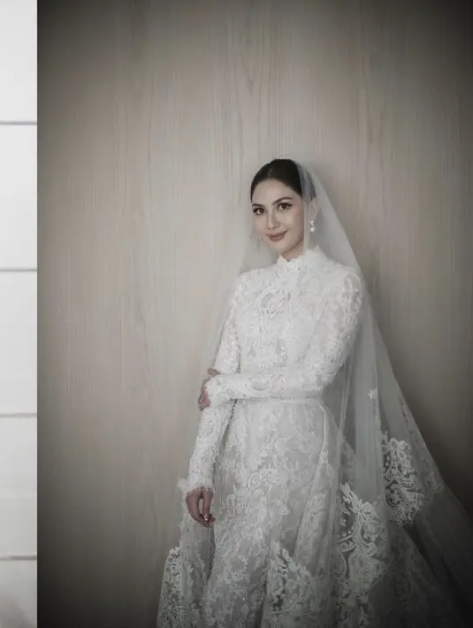 Jessica Mila resmi menikah pada bulan Juni. Ia pun tampil elegan mengenakan gaun berbordir lengkap dengan veilnya. @jscmilla