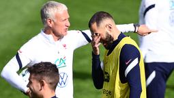 Karim Benzema memang sempat dibekukan dari Timnas Prancis menyusul konflik pemerasan terhadap kompatriotnya, Mathieu Valbuena, pada 2015. Sejak itu, Deschamps menolak memanggil Benzema lagi ke Timnas Prancis meski sang striker tampil apik bersama Real Madrid. (Foto: AFP/Franck Fife)