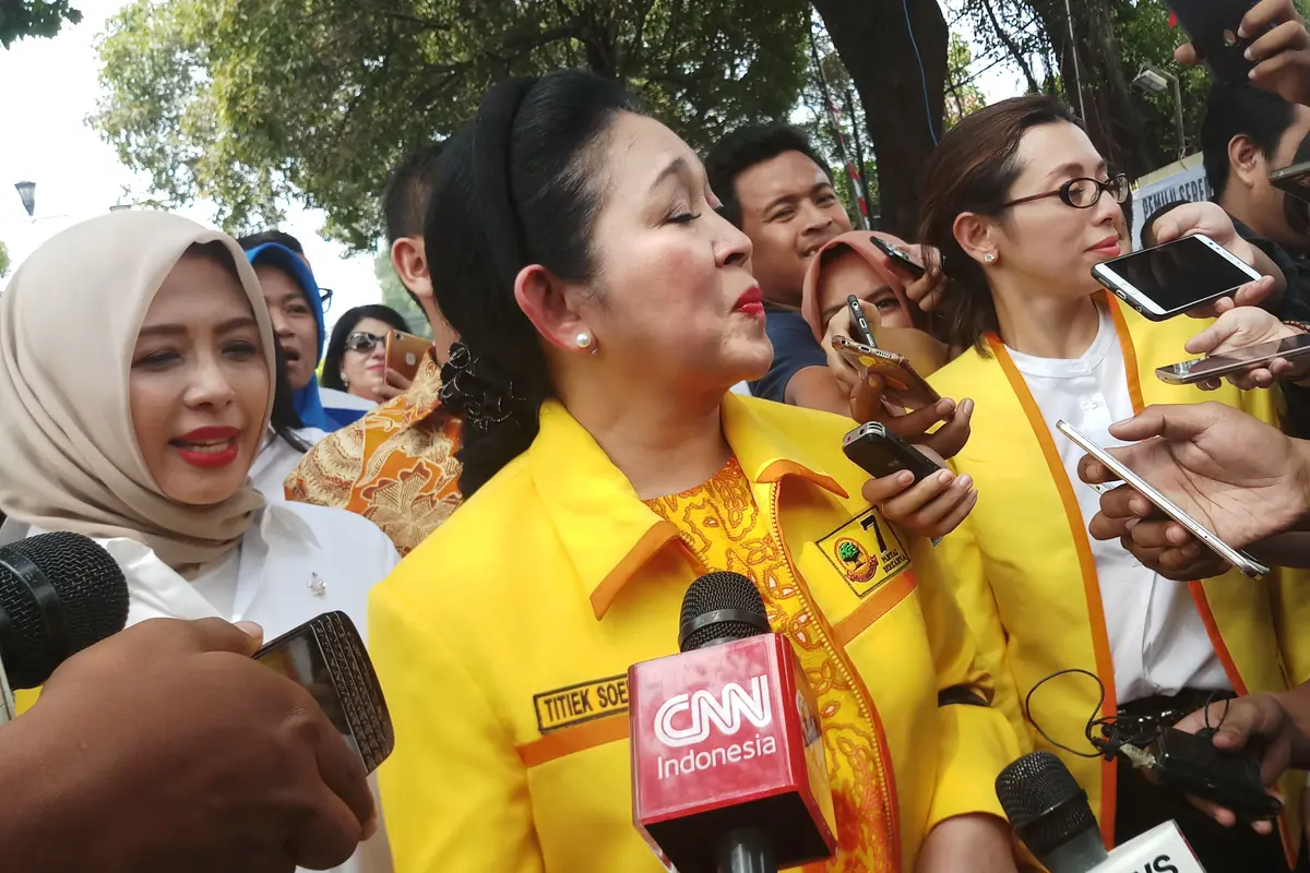 Titiek Soeharto ikut iringan Prabowo Subianto dan Sandiaga Uno ke KPU (Liputan6.com/Lizsa Egeham)