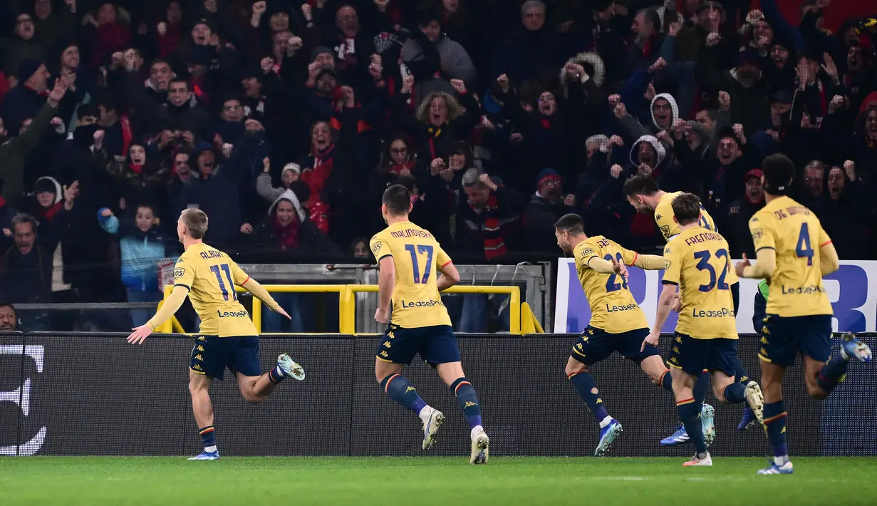 Pemain Genoa, Albert Gudmundsson (kiri) melakukan selebrasi bersama rekannya setelah mencetak gol penyeimbang 1-1  ke gawang Juventus pada laga lanjutan Liga Italia 2023/2024 di Stadion Luigi Ferraris, Genoa, Italia, Sabtu (16/12/2023) dini hari WIB. Seperti diketahui, Genoa merukan klub tertua di Liga Italia musim 2023/2024. Klub tersebut terbentuk pada 1893. (AFP/Marco Bertorello)
