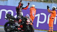 Pembalap&nbsp;Aprilia Racing, Marco Bezzecchi, berhasil finis terdepan pada sprint race MotoGP San Marino 2025 di Sirkuit Misano, Sabtu (13/9/2025) malam WIB. (AFP/Andreas SOLARO)