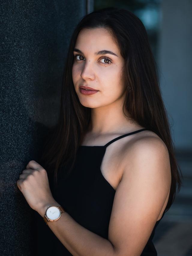 Ilustrasi menutupi pipi tembam