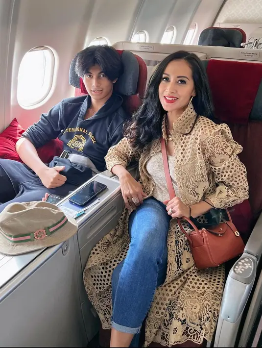 Momen bintang sinetron Si Manis Jembatan Ancol saat pulang kampung bersama putranya yang berparas ganteng. [Instagram/dps_diahpermatasari]