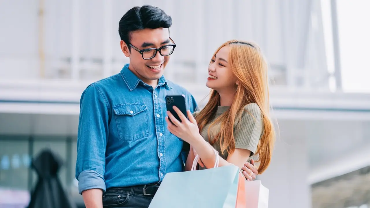 couple bahagia kencan belanja