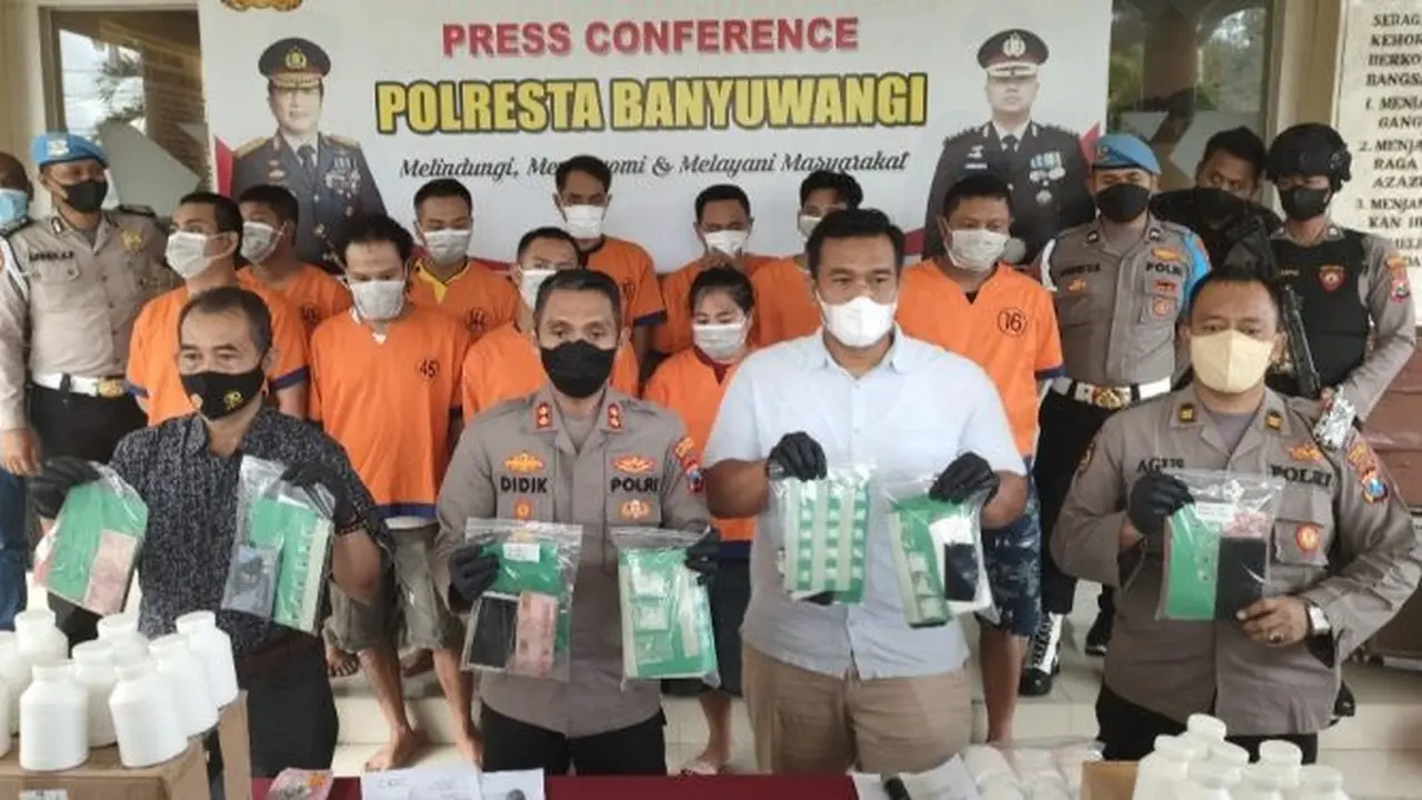 Wakpolresta Banyuwangi AKBP Didik Hariyanto menunjukan barang bukti narkotika hasil operasi tumpas narkoba semeru 2022. (Istimewa).