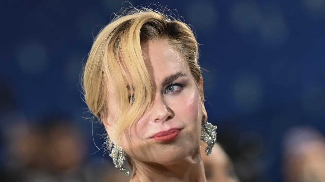 Aktris AS-Australia Nicole Kidman tiba di Met Gala 2025 di Metropolitan Museum of Art pada tanggal 5 Mei 2025, di New York. Gala tersebut menggalang dana untuk Institut Kostum Metropolitan Museum of Art. Met Gala 2025 bertema "Tailored for You," yang seja