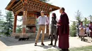 Pangeran William bersama istrinya Kate Middleton Duchess of Cambridge berbincang dengan biksu Buddha saat berada di sebuah biara Buddha di Bhutan, 15 April 2016. (REUTERS/Cathal McNaughton)