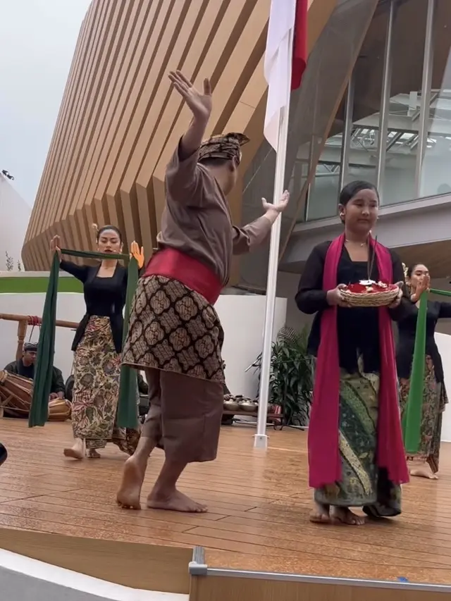 Penampilan Ariel Tatum dan Happy Salma saat menari di Jepang. [@audyitem]