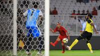 Gelandang Timnas Indonesia, Riko Simanjuntak, mengirim umpan saat melawan Vanuatu pada laga persahabatan di SUGBK, Jakarta, Sabtu (15/6). Indonesia menang 6-0 atas Vanuatu. (Bola.com/Yoppy Renato)