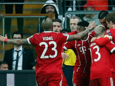 Pemain Bayern Munchen merayakan gol ketiga untuk tim mereka saat melawan Besiktas pada pertandingan Liga Champions leg kedua di stadion Vodafone Arena di Istanbul (14/3). (AP Photo / Lefteris Pitarakis)