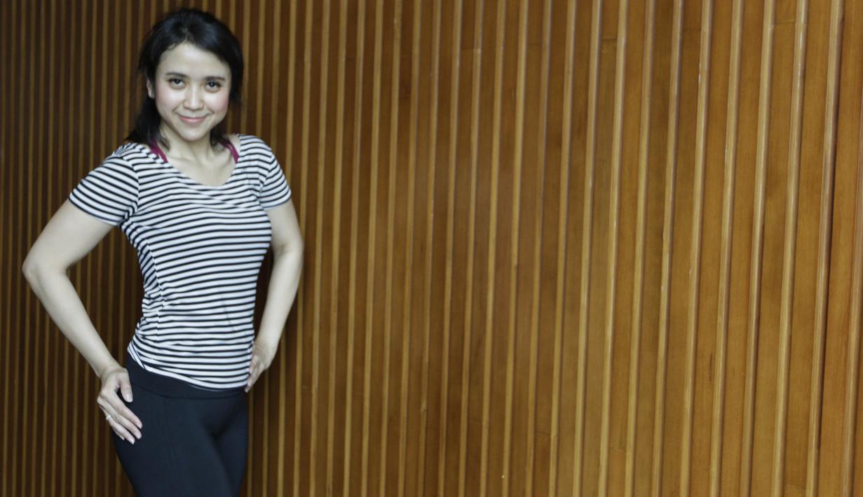 Menghabiskan waktu di gym menjadi pilihan dari Tyara Veroosta untuk menjaga kesehatan. (Bola.com/Vitalis Yogi Trisna)