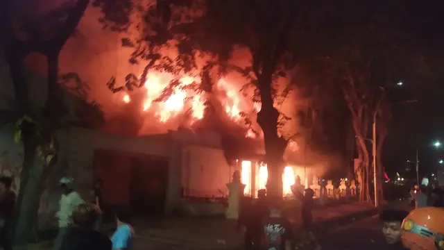 Gedung Grahadi Surabaya sisi barat dibakar massa demonstran, sekitar pukul 21.38 WIB, Sabtu (30/8/2025).