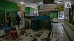 Pengunjung terlihat berjalan di dalam Pasar Pondok Labu, Jakarta, Rabu (10/2/2021). Satu pedagang dinyatakan positif Covid-19, meski begitu pengelola Pasar Pondok Labu tetap melanjutkan operasional pasar sambil melakukan penyemprotan cairan disinfektan selama tiga hari. (Liputan6.com/Faizal Fanani)
