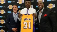 LA Lakers resmi merekrut center Thomas Bryant, Senin (31/7/2017) waktu setempat. (NBA)