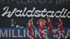 Bek Liverpool asal Belanda, Virgil van Dijk (kedua dari kanan) merayakan golnya pada matchday 3 Liga Champions 2025/2026 melawan Eintracht Frankfurt di Stadion Deutsche Bank Park, Frankfurt, Jerman, pada Rabu 22 Oktober 2025 waktu setempat atau Kamis (23/10/2025) dini hari WIB. (Kirill KUDRYAVTSEV/AFP)