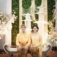 Sedangkan di Upacara Tingkeban, Erina Gudono dan Kaesang Pangarep tampil bak pengantin lagi dalam busana khas Jawa berwarna kuning. [Foto: Instagram/erinagudono]