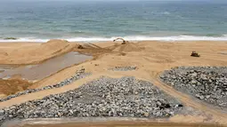 Alat berat dikerahkan untuk proyek reklamasi di pesisir Kolombo, Sri Lanka, Selasa (9/8).Proyek besar ini merupakan hasil kerjasama antara pemerintah Sri Lanka dan Tiongkok. (REUTERS/Dinuka Liyanawatte)