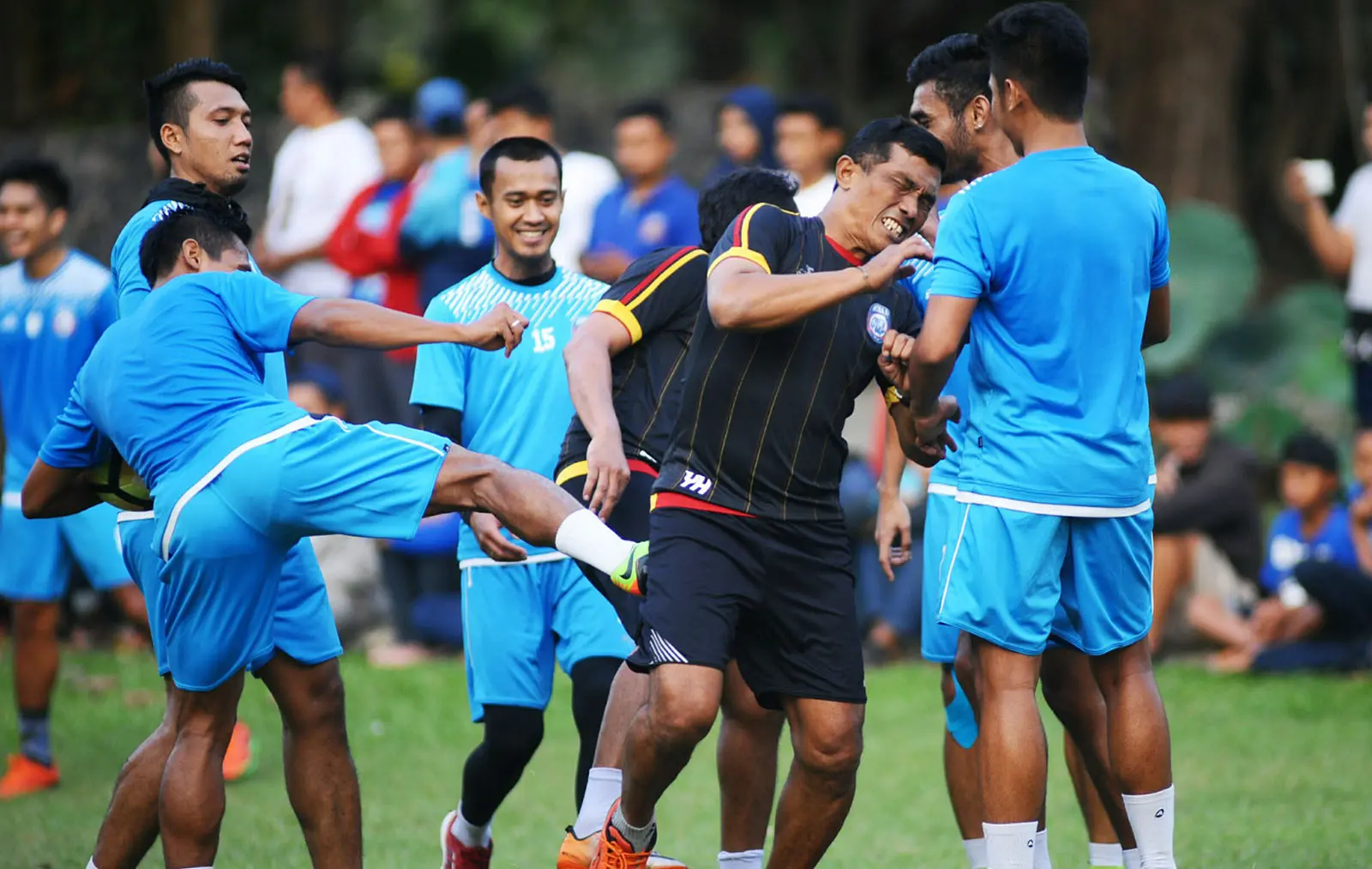 Pelatih kiper Arema FC, Yanuar Hermansyah, ditendangi beberapa pemain tim Singo Edan. (Bola.com/Iwan Setiawan)