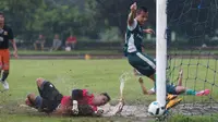 PS TNI saat bertanding melawan Villa 2000 di Lapangan Mako Kostrad, Cilodong, Jawa Barat, Rabu ( 13/4/2016). (Bola.com/Nicklas Hanoatubun)