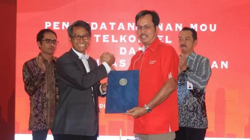 Rektor UNPAD Prof. Dr. med. Tri Hanggono Achmad,dr  berfoto bersama Direktur  Sales Telkomsel Mas'ud Khamid usai melakukan penanda tanganan MOU bersama UNPAD