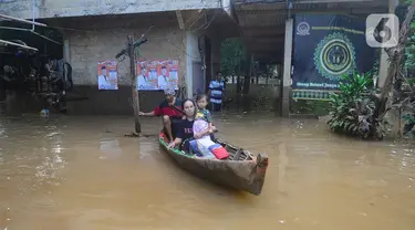 Warga menggunakan perahu saat banjir setinggi sekitar satu meter kawasan Pejaten Timur, Jakarta Selatan, Senin (23/3/2024). (merdeka.com/Arie Basuki)