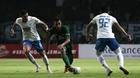 Penyerang sayap Persebaya, Osvaldo Haay, berusaha melewati adangan pemain PSIS Semarang dalam pertandingan di Stadion Gelora Bung Tomo, Surabaya, Kamis malam (30/5/2019). Persebaya ditahan 1-1 oleh PSIS dalam laga tersebut. (Bola.com/Aditya Wany)