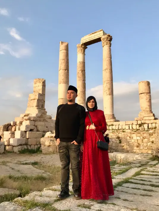 Mulan Jameela dan Ahmad Dhani terlihat berpose saat mengunjungi Temple of Hercules. (Foto: instagram.com/mulanjameela1)