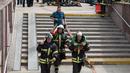 Beberapa tim penyelamat langsung diterjunkan untuk mengevakuasi korban tergelincirnya kereta bawah tanah di sebuah terowongan antara Park Pobedy dan stasiun Slavyansky Bulvar, Moskow, (15/7/2014). (AFP PHOTO/Dmitry Serebryakov)