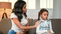 Dalam proses tumbuh kembang anak, orangtua sering berada di posisi serba salah. Ingin membantu agar anak tidak gagal, tetapi juga ingin mereka belajar mandiri dan percaya diri. (foto/dok: freepik)