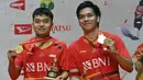 Ganda putra Indonesia, Leo Rolly Carnando (kiri) dan Daniel Marthin berpose di podium kemenangan turnamen bulu tangkis Indonesia Masters di Jakarta, 28 Januari 2024. (ADEK BERRY/AFP)