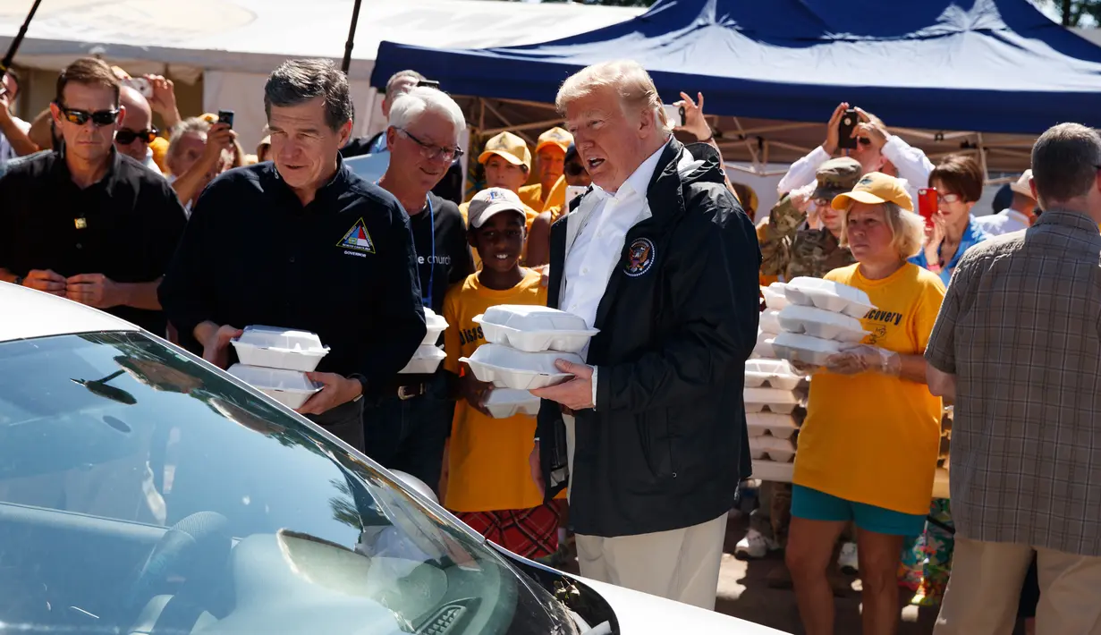 Presiden AS, Donald Trump membagikan makanan kepada korban badai Florence di Temple Baptist Church di New Bern, N.C. (19/9). (AP Photo /Evan Vucci)