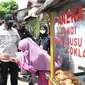Presiden Joko Widodo atau Jokowi saat menyerahkan Bantuan Modal Kerja (BMK) dan Bantuan Langsung Tunai (BLT) minyak goreng kepada peserta PKH di Pasar Sungai Duri, Kabupaten Bengkayang, Provinsi Kalimantan Barat, Selasa (9/8/2022).