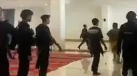 Viral di media sosial memperlihatkan sejumlah anggota Brimob Polri mengenakan sepatu di sebuah ruangan yang disebut sebagai Masjid Raya Sumbar.